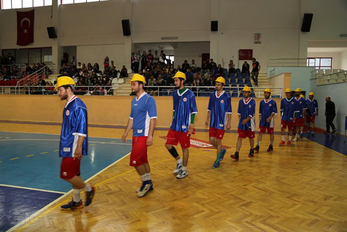 Gaziosmanpaşa Üniversitesi Erkek Basketbol Takımı Soma\'yı Unutmadı.