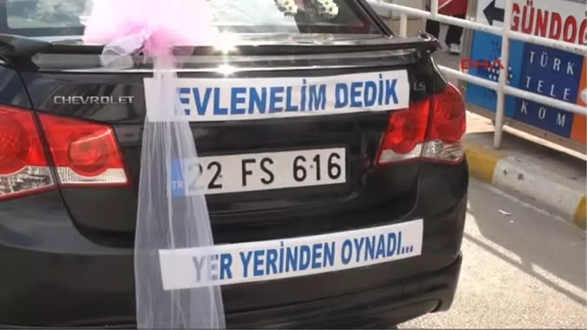 Gelin Arabasında İlginç Yazı: \'Evlenelim Dedik Yer Yerinden Oynadı?\'