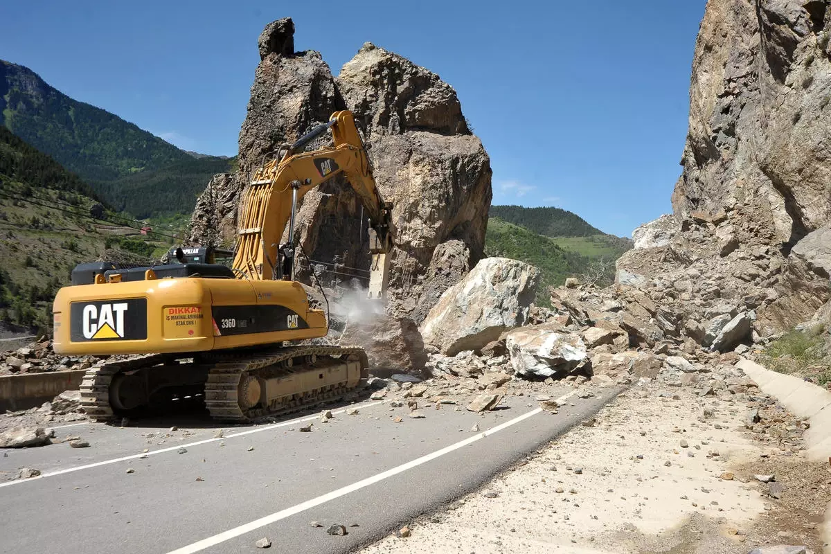 Gümüşhane-Tirebolu Karayolu Ulaşıma Kapandı