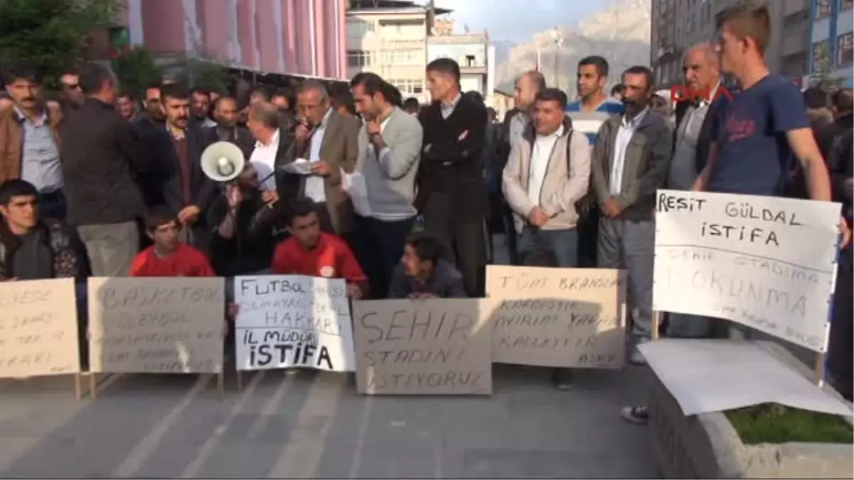 Hakkari\'nin 40 Yıllık Şehir Stadının Yıkımasına Sporculardan Tepki