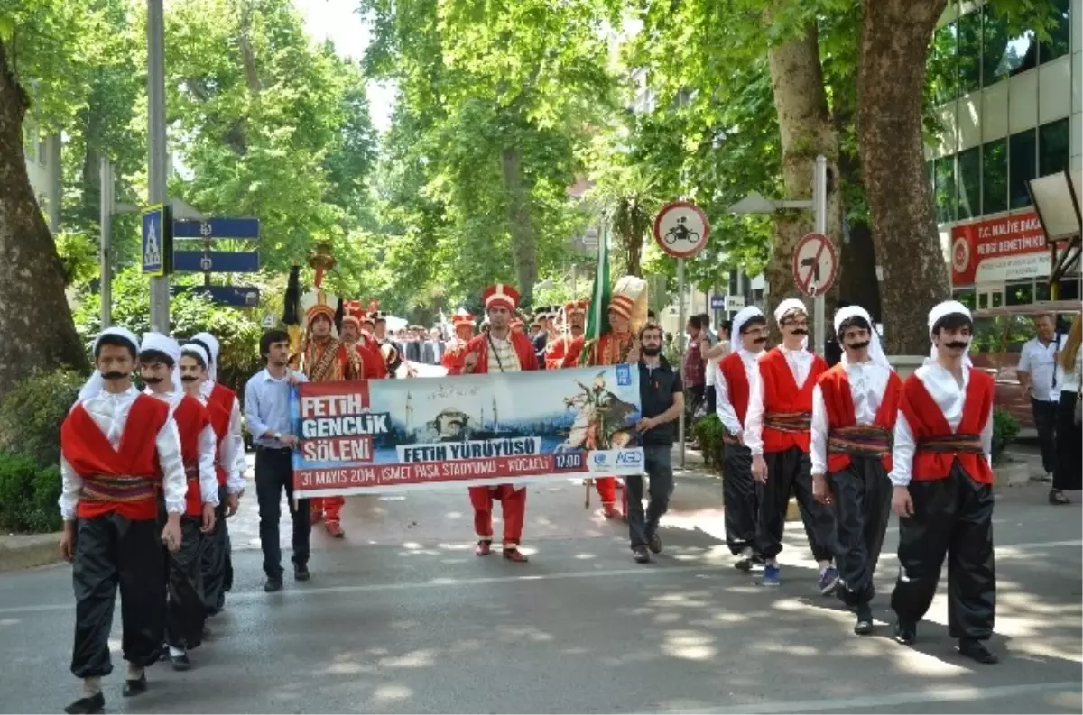 İstanbul\'un Fethinin Yıl Dönümünde Karadan Gemi Yürüttüler