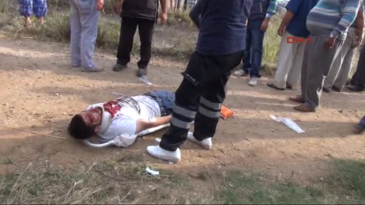 Kaza Yapan Otomobilde Sıkışan Kardeşleri İtfaiye Kurtardı