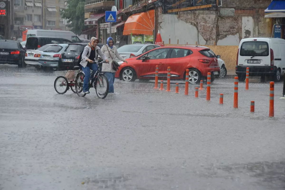 Kırklareli\'de Sağanak Yaşamı Olumsuz Etkiledi