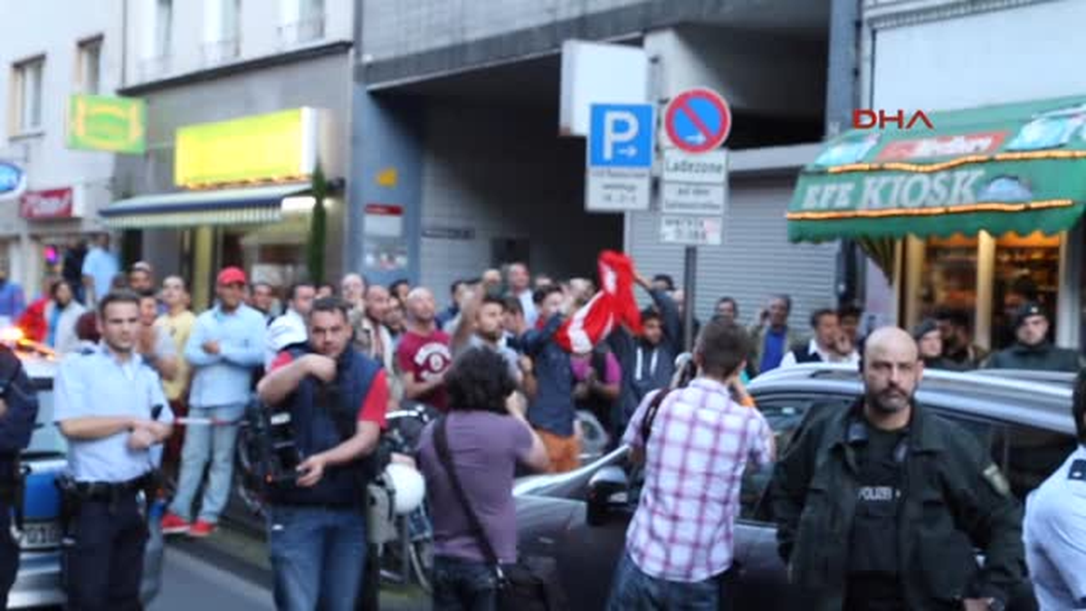 Köln\'de Başbakan Yardımcısı Emrullah İşler Protesto Edildi