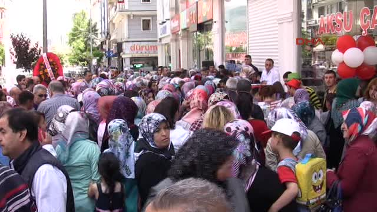 Tokat\'ta Mağaza Açılışında Ucuzluk İzdihamı