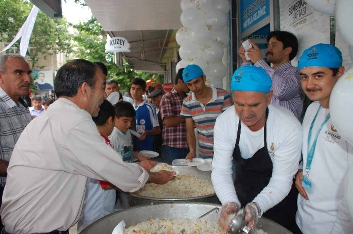 Adıyaman\'da Bin 500 Kişilik Pilav Dağıtıldı