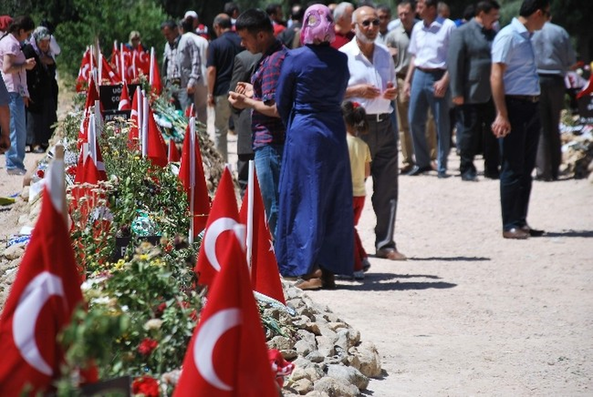 Soma Madenciler Şehitliğine Ziyaretçi Akını