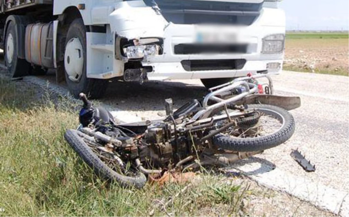 Eskil\'de Tırın Çarptığı Motosiklet Sürücüsü Ağır Yaralandı
