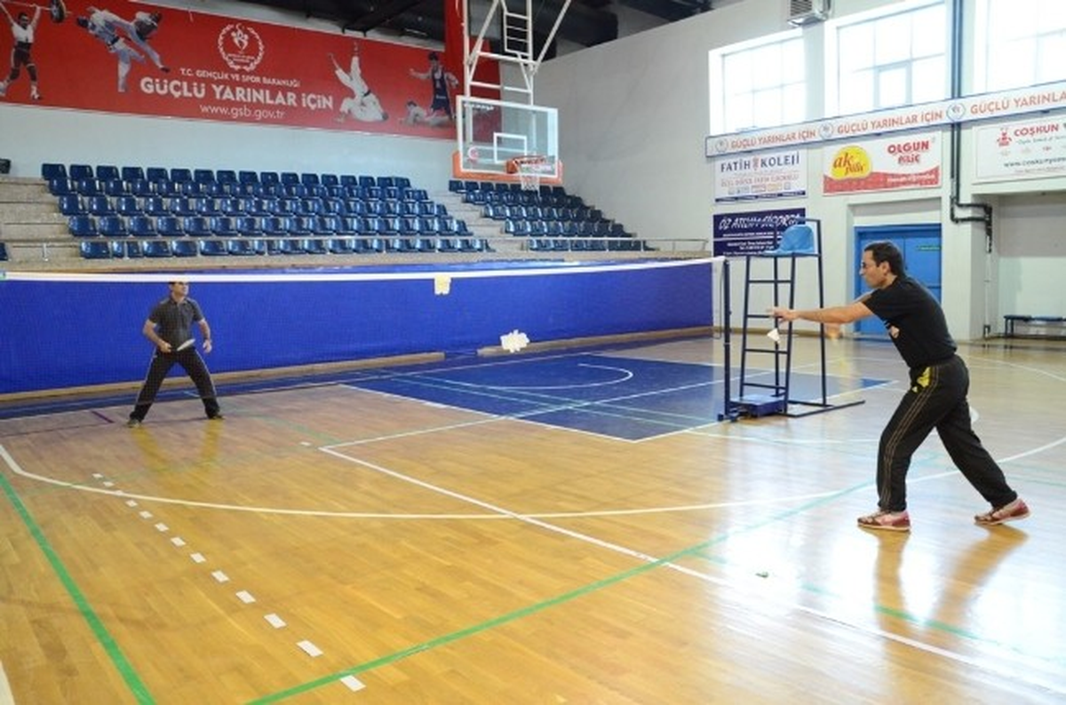 Veteran Badmintoncular Gençlere Taş Çıkardı