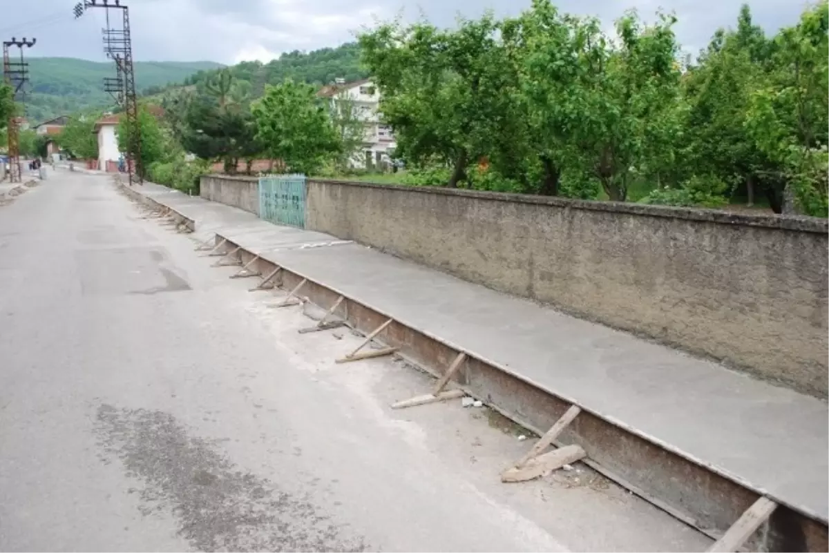 Yenice\'de Kaldırım ve Yol Çalışması