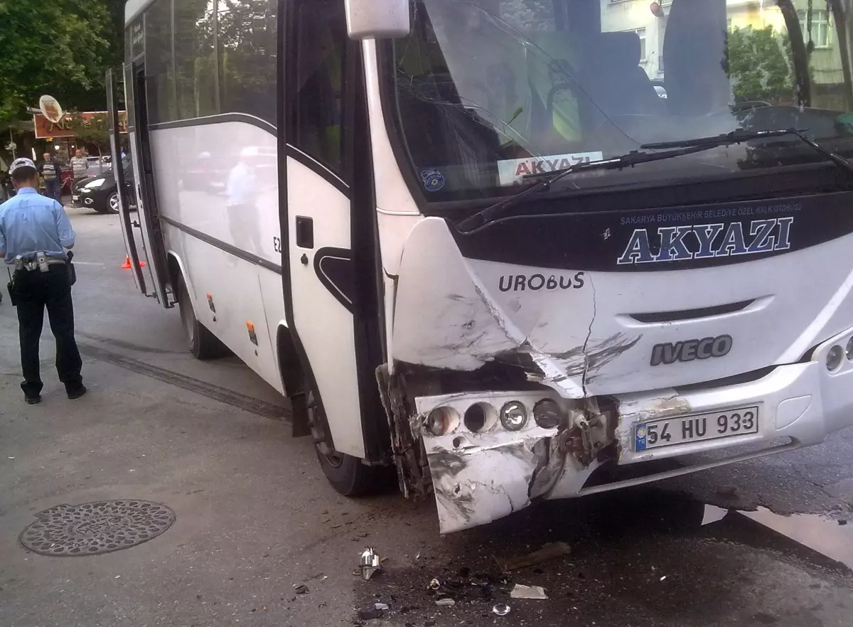 Sakarya\'da Düğün Konvoyunda Trafik Kazası: 4 Yaralı