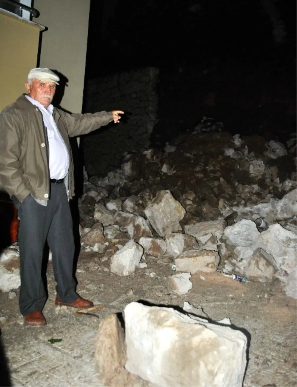 Çöken Duvar, Traktörün Üzerine Devrildi