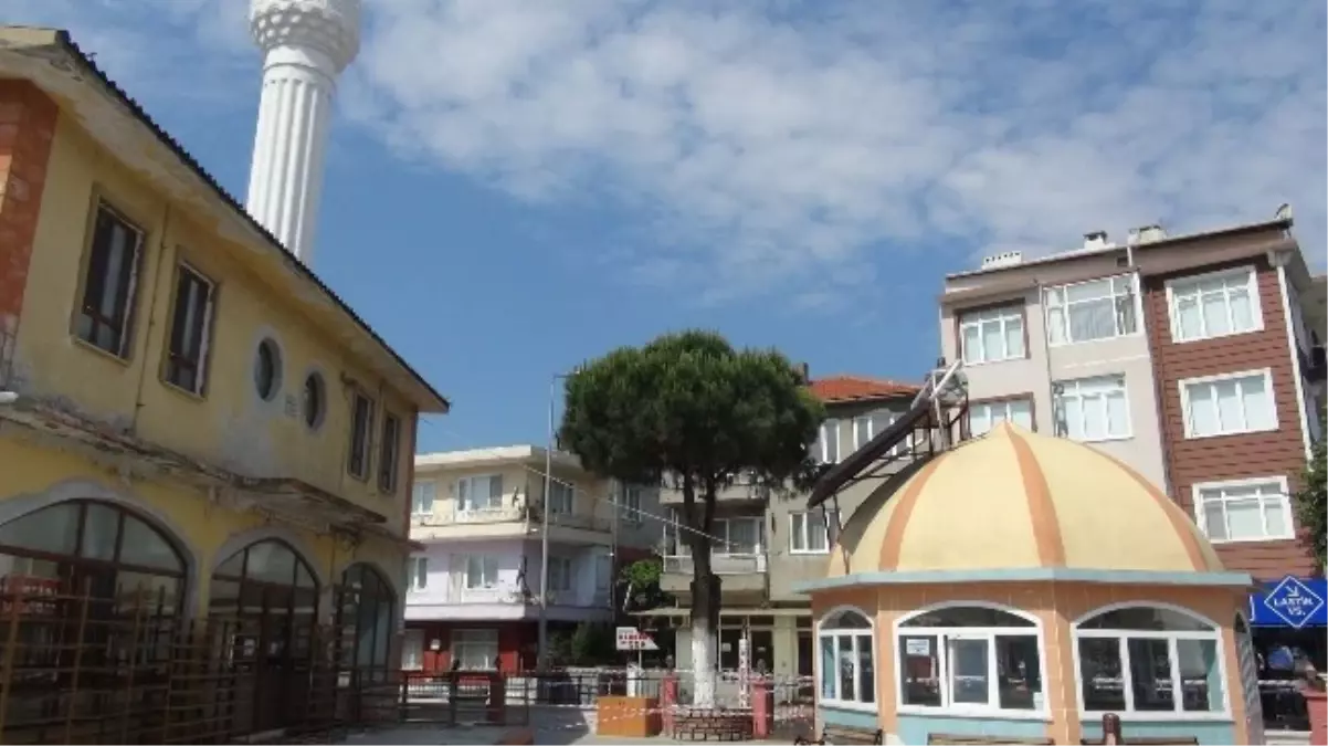 Depremin Vurduğu Cami İbadete Kapatıldı