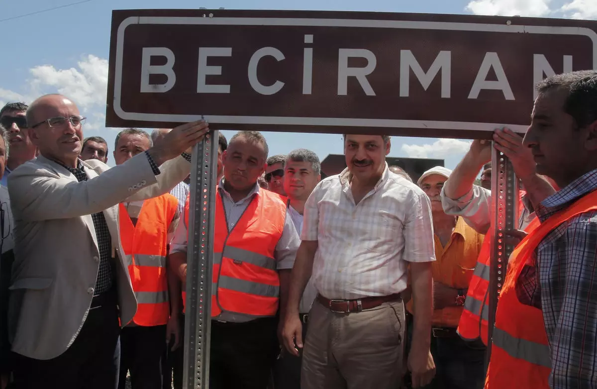 Köyün Kürtçe İsim Tabelasını Bakan Şimşek Taktı