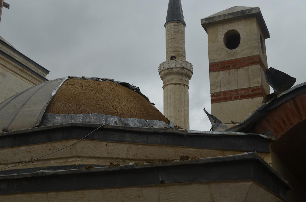 Saatli Medresenin Kurşun Levhalarını Çalarken Yakalandı