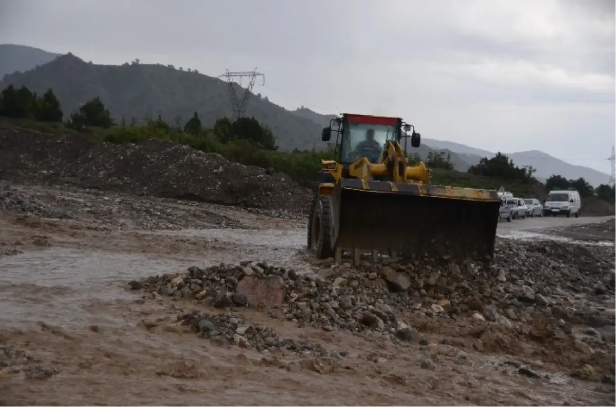 Çay Taştı Karayolu Trafiğe Kapandı