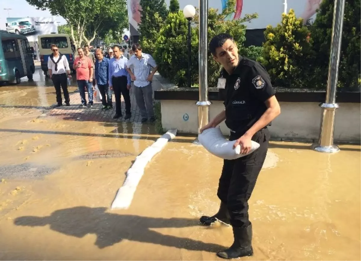 Levent\'te Su Borusu Patladı, Yollar Göle Döndü