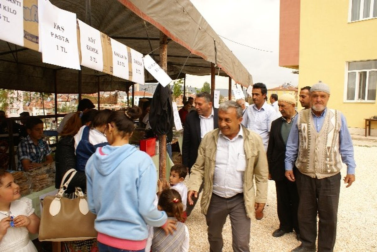 Seyitgazi\'de Öğrenci Yurdu Yararına Kermes