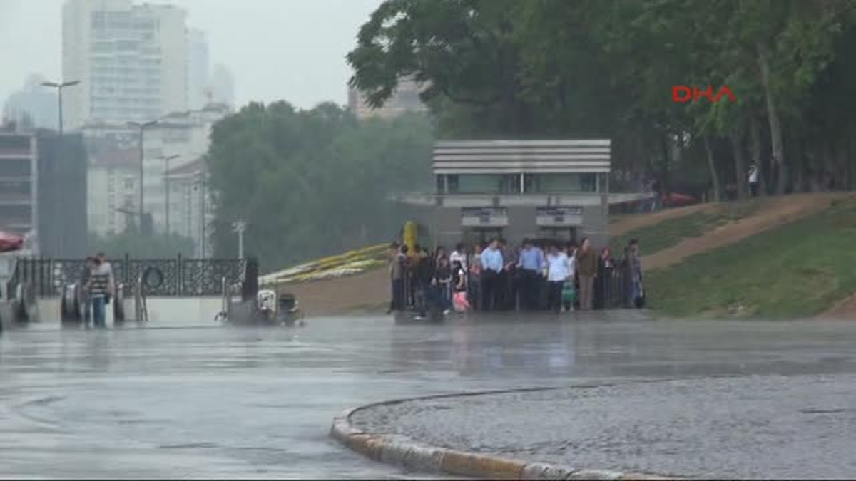 Taksim\'deki Vatandaşlar Yağmura Hazırlıksız Yakalandı