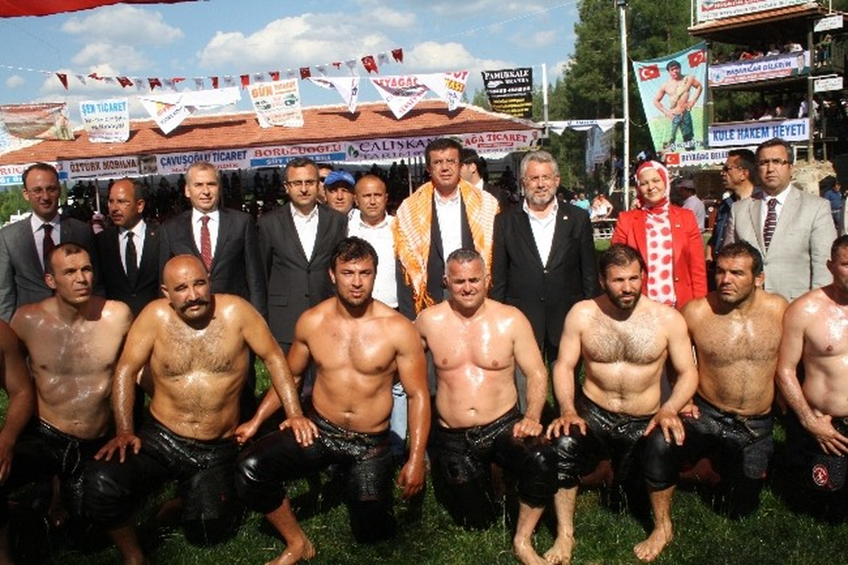 Türk Bayrağı Altında Güreştiler