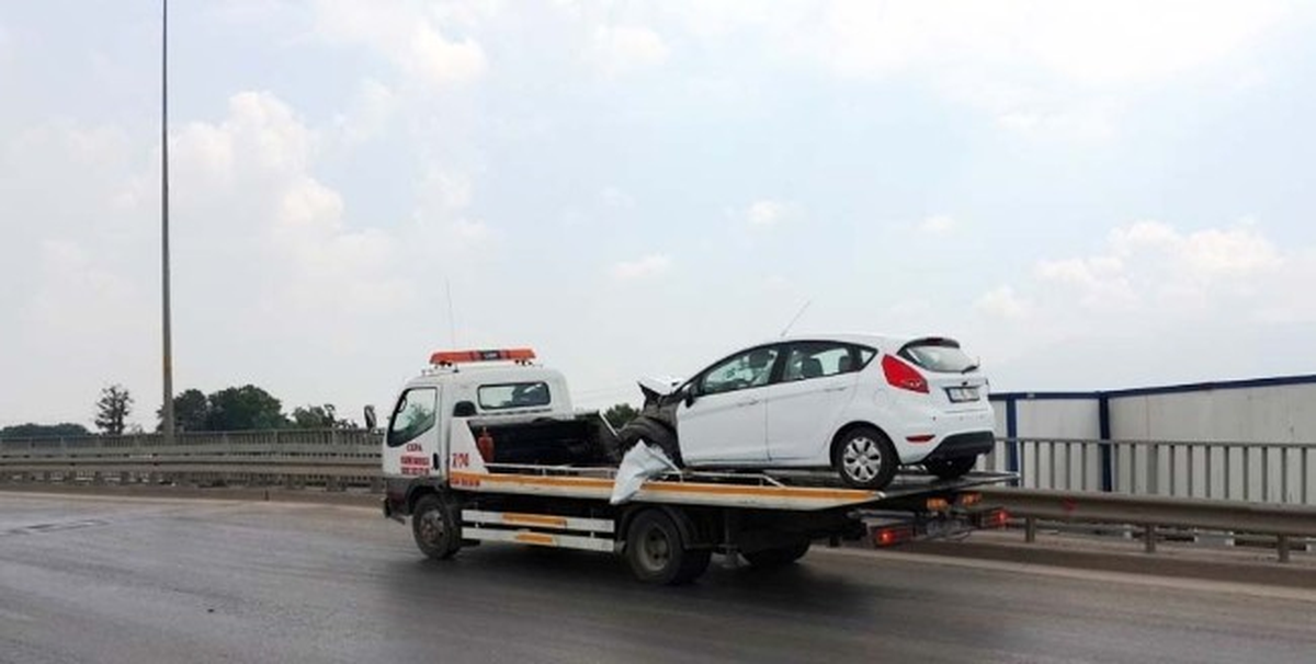 Virajı Alamayan Araç Bariyerlere Girdi: 1 Yaralı