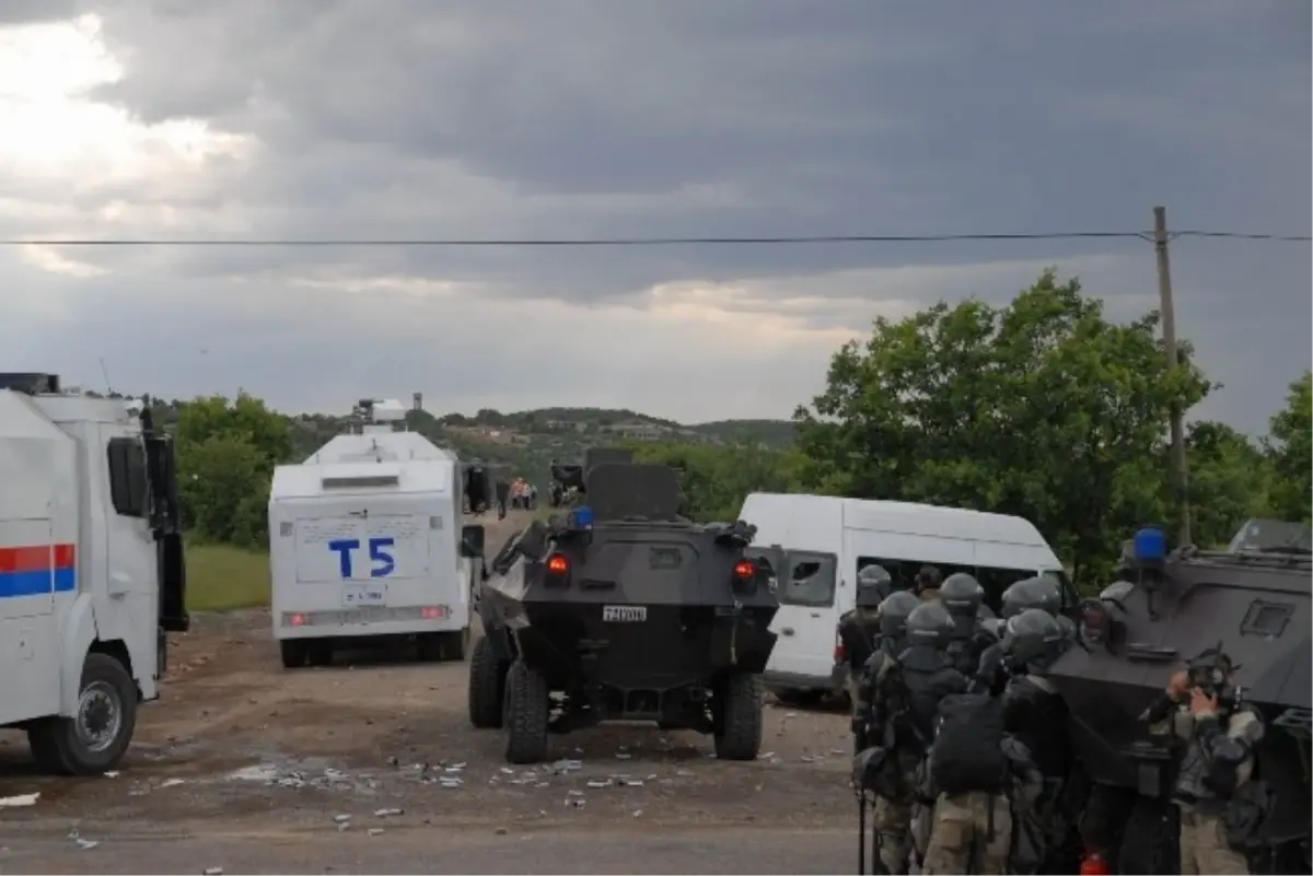 Yol Kapatan Göstericilerden Askere Bombalı Saldırı