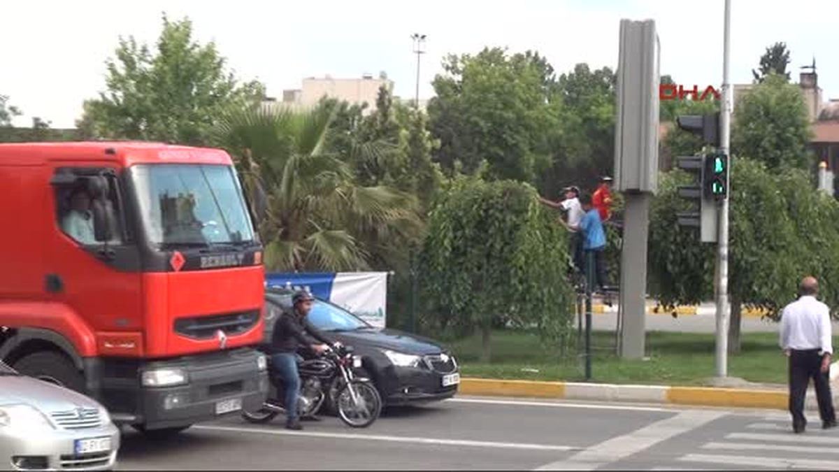 Adıyaman\'da Çocukların Tehlikeli Meyve Keyfi