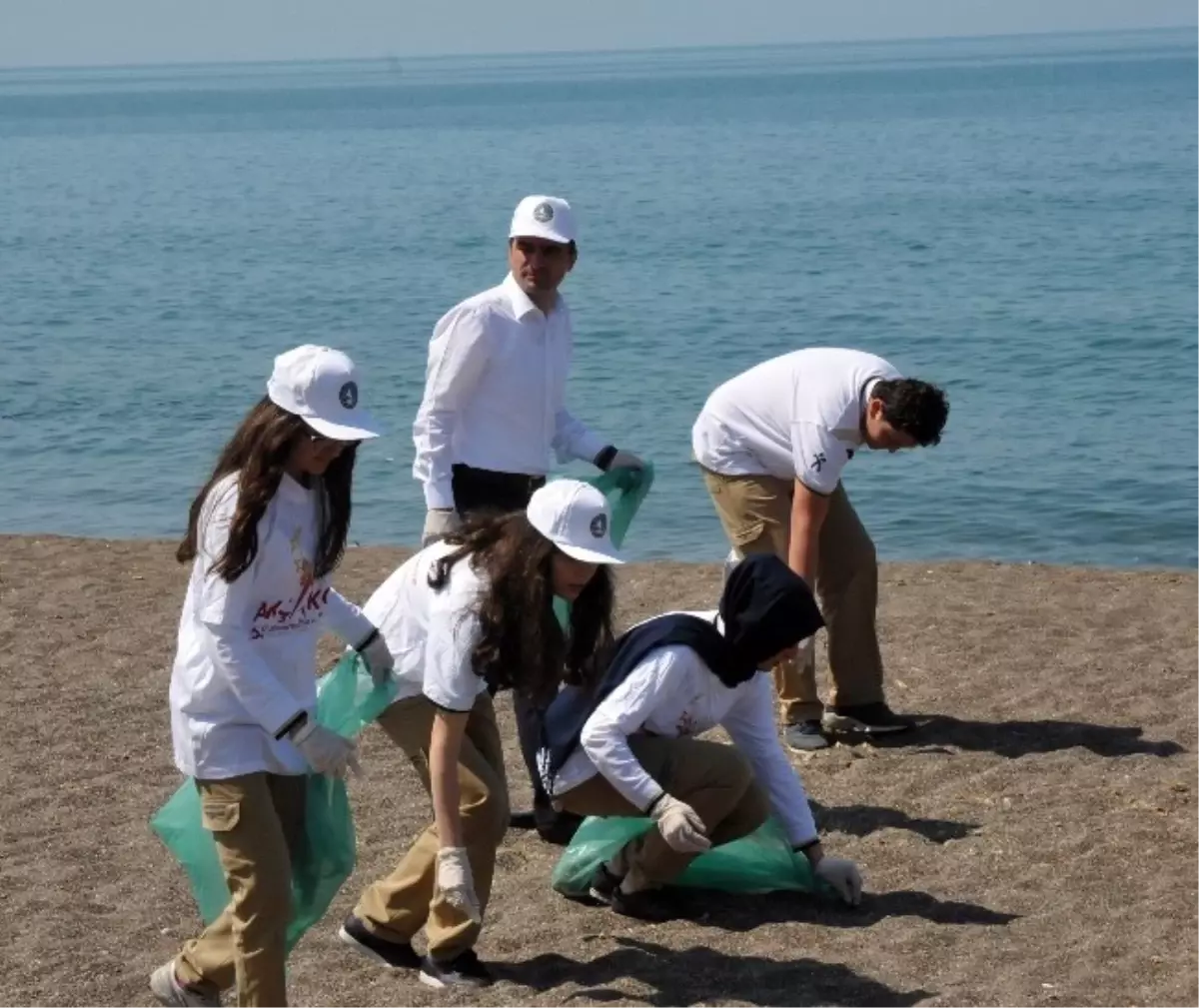 Akçakoca\'da Öğrenciler Belediye Başkanıyla Plajı Temizledi