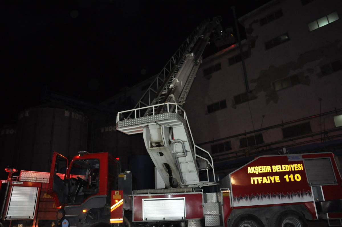 Akşehir\'de Çıkan Depo Yangını Söndürüldü