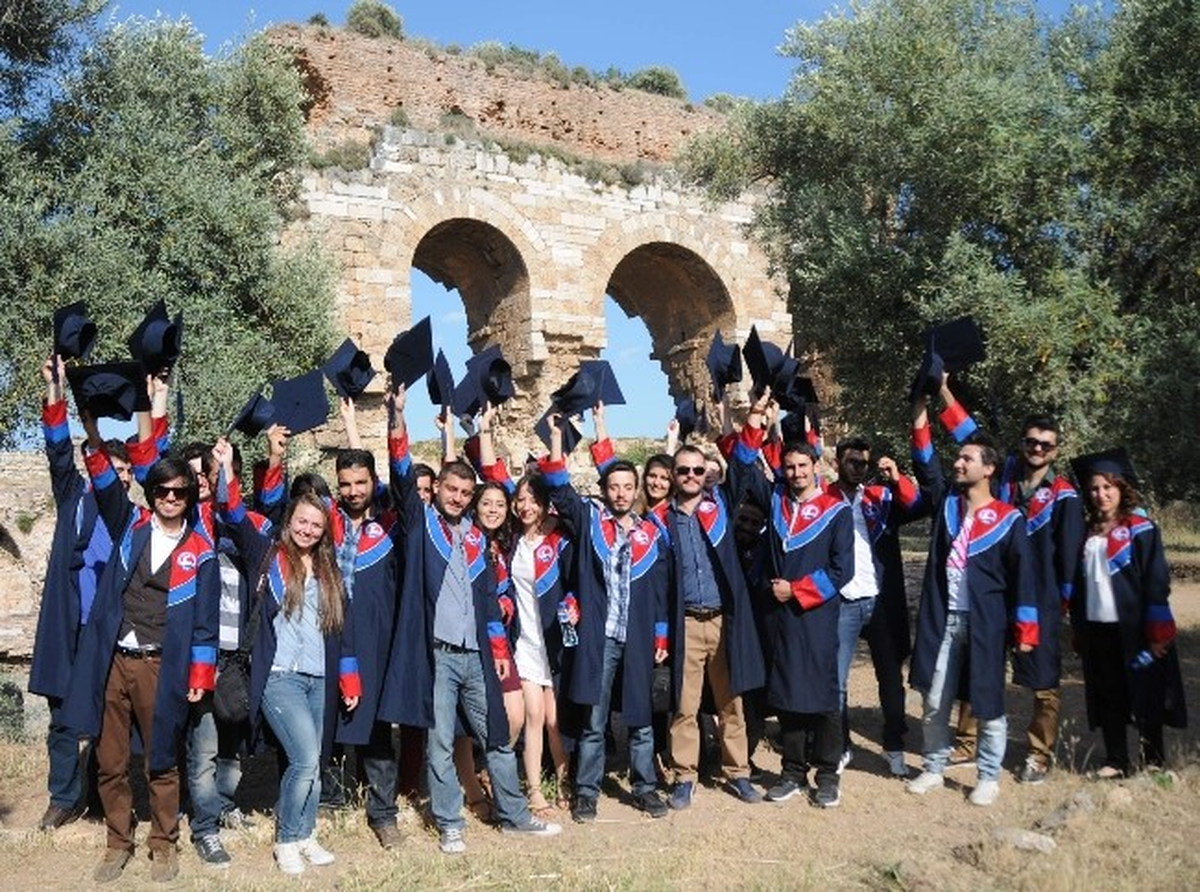 Arkeoloji Öğrencilerinin Antik Kentteki Kep Töreni