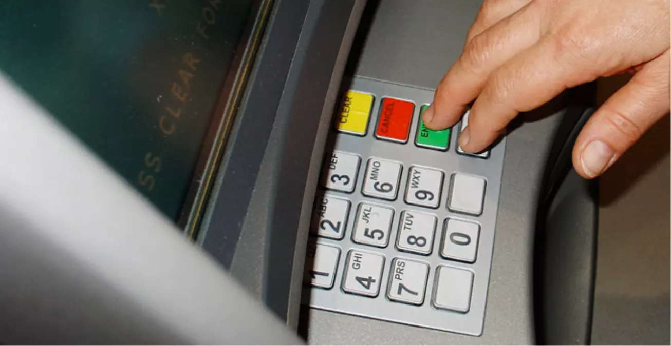 ATM\'den Kart Kopyalama Cihazı Söken Kadınlar Yakalandı