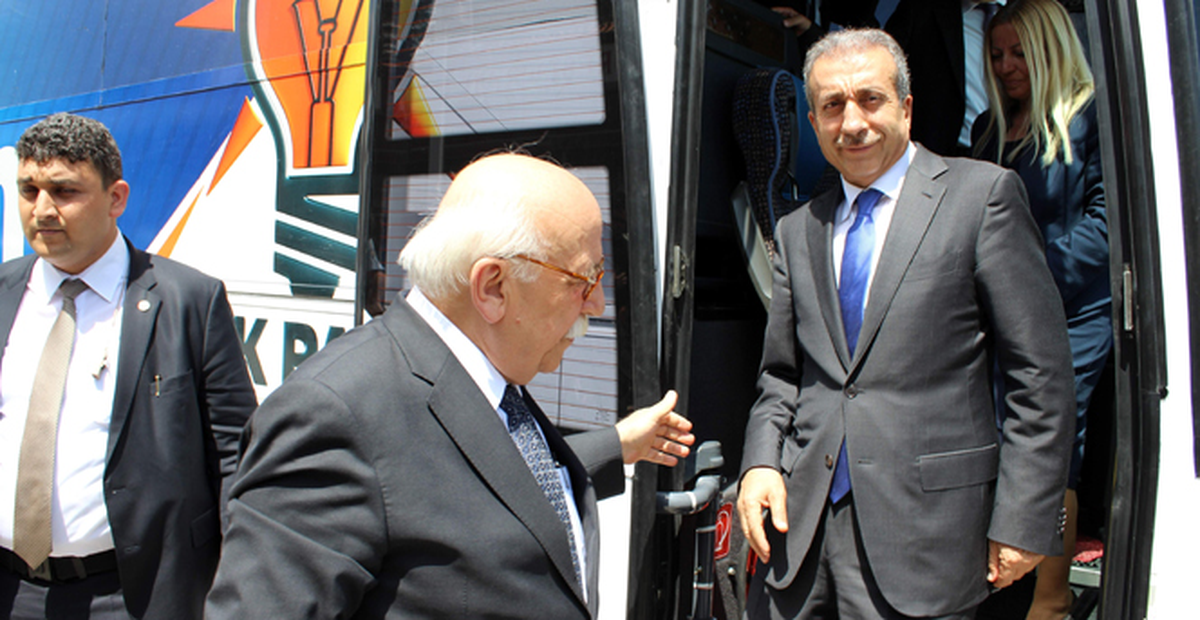 Bakan Eker, Vatandaşlara Kürtçe Veda Etti