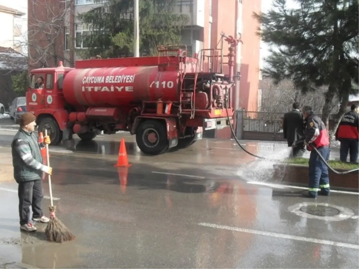 Çaycuma Belediyesi Cadde ve Sokakları Yıkamaya Başladı