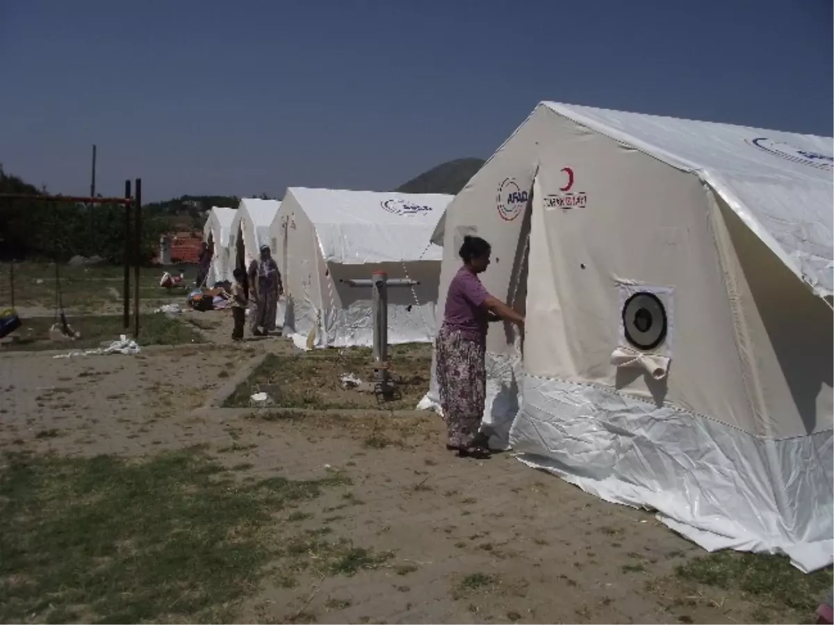 Depremde Evleri Yıkılanlara Çadır Dağıtıldı