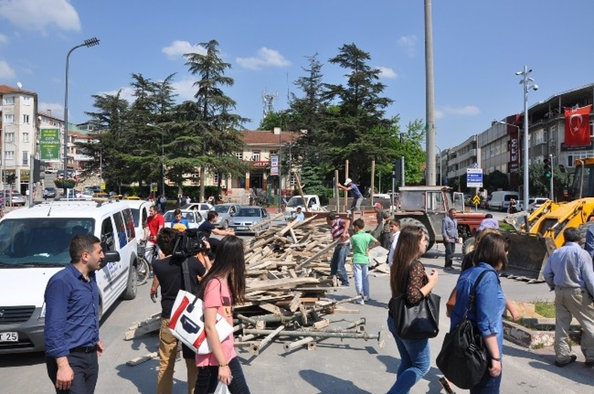 Devrilen Römorktaki Tahtalar Yola Saçıldı, Trafik Felç Oldu
