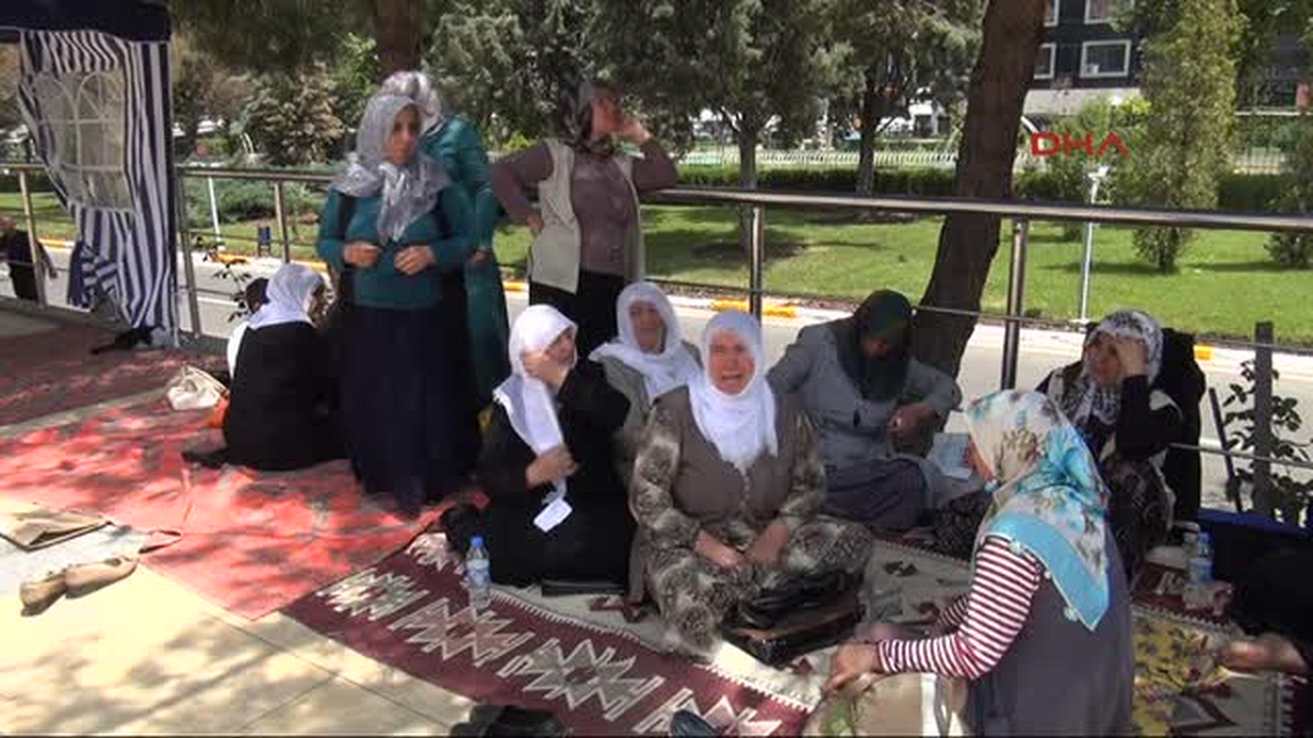 Diyarbakır\'da Ailelerin Eylemi Sürüyor