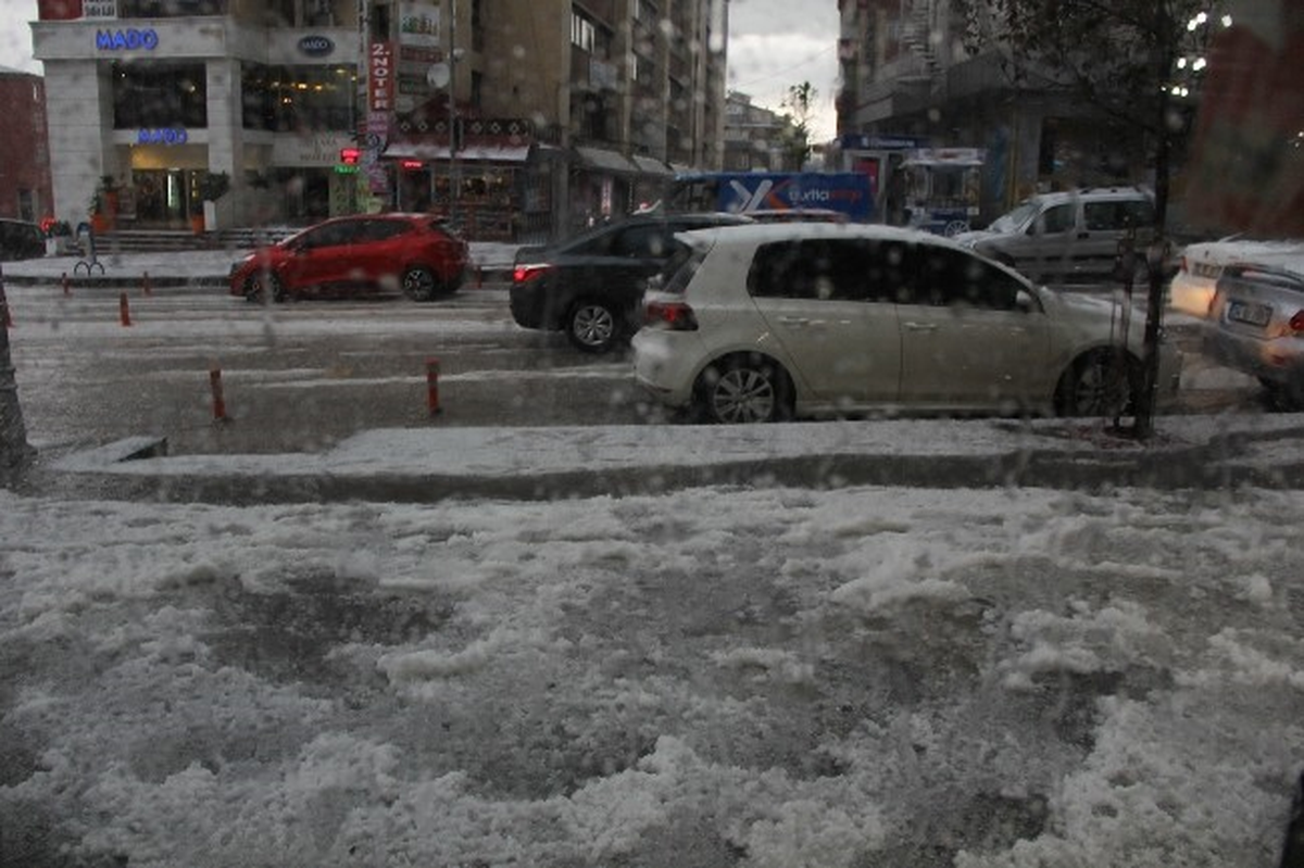 Erzurum\'da Dolu Yağışı Sel ve Su Baskınlarına Neden Oldu
