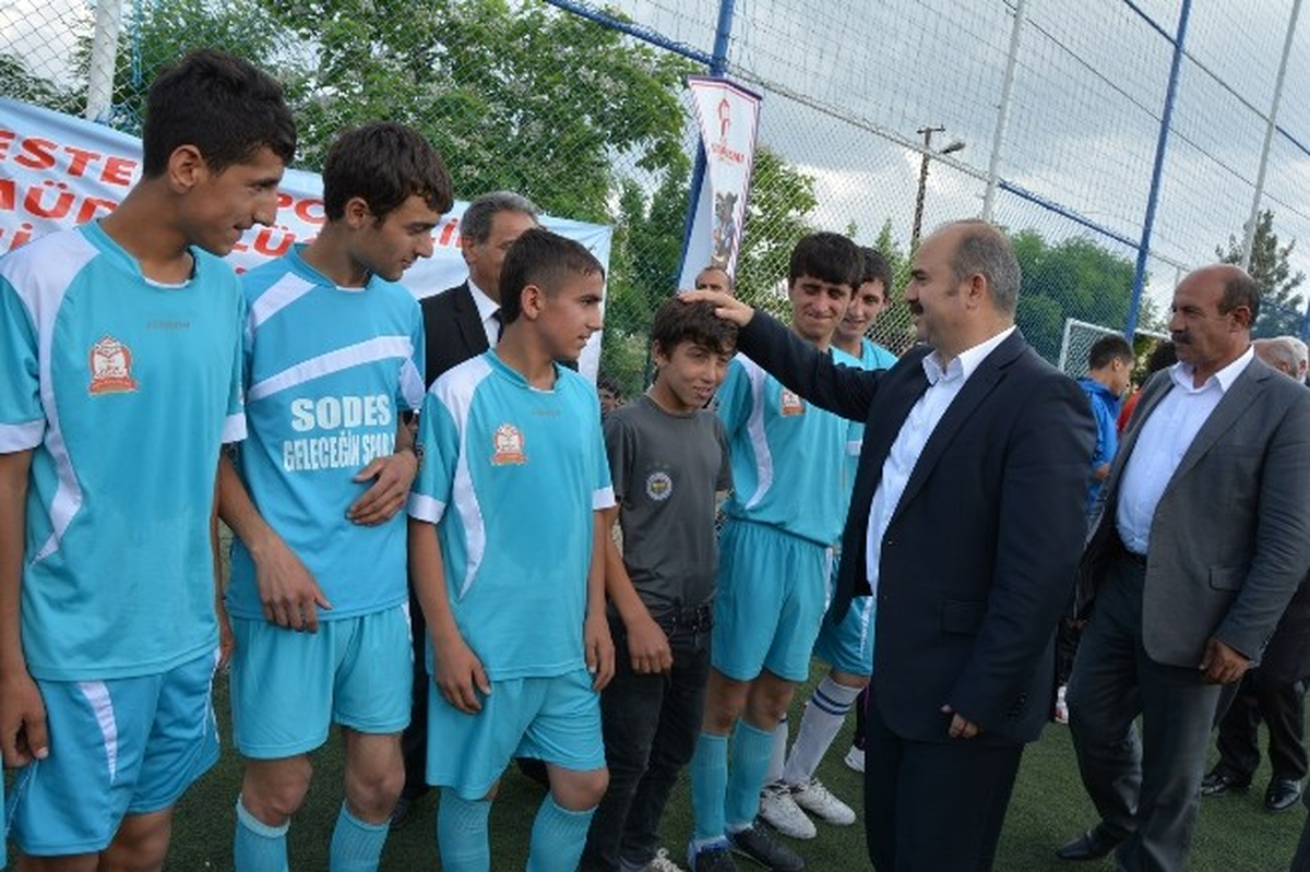 Futbol Turnuvasında Dereceye Giren Takımlara Ödül