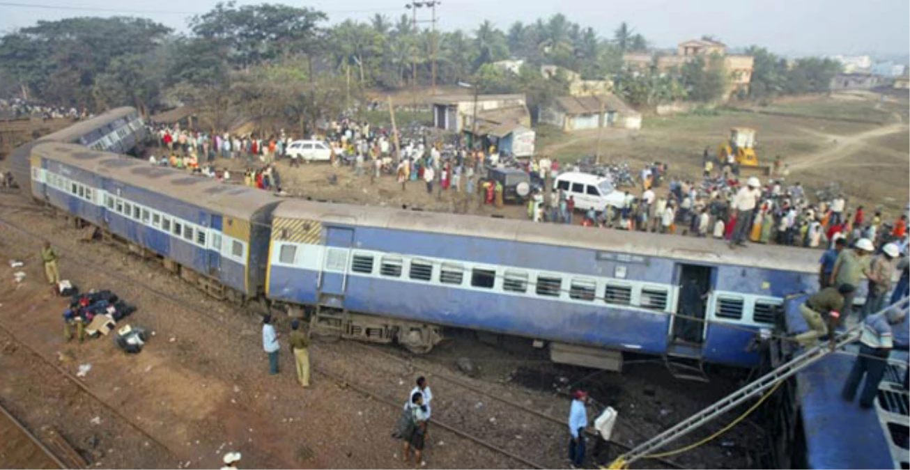 Hindistan\'daki Tren Kazası: 40 Ölü