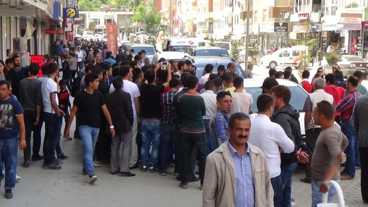 İstanbul\'dan Gelip Hakkari\'de Sokak Müziği Yapıyorlar