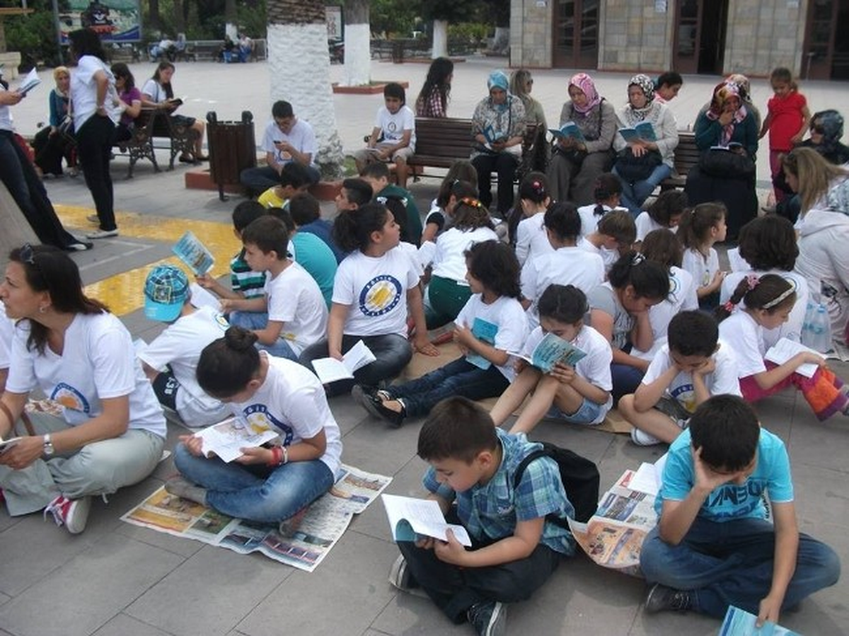 İstasyonda ve Trende Kitap Okuyun Çağrısı