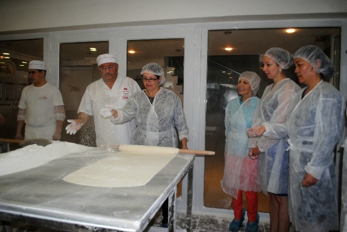 Konsolos Eşlerı Baklava Açtı