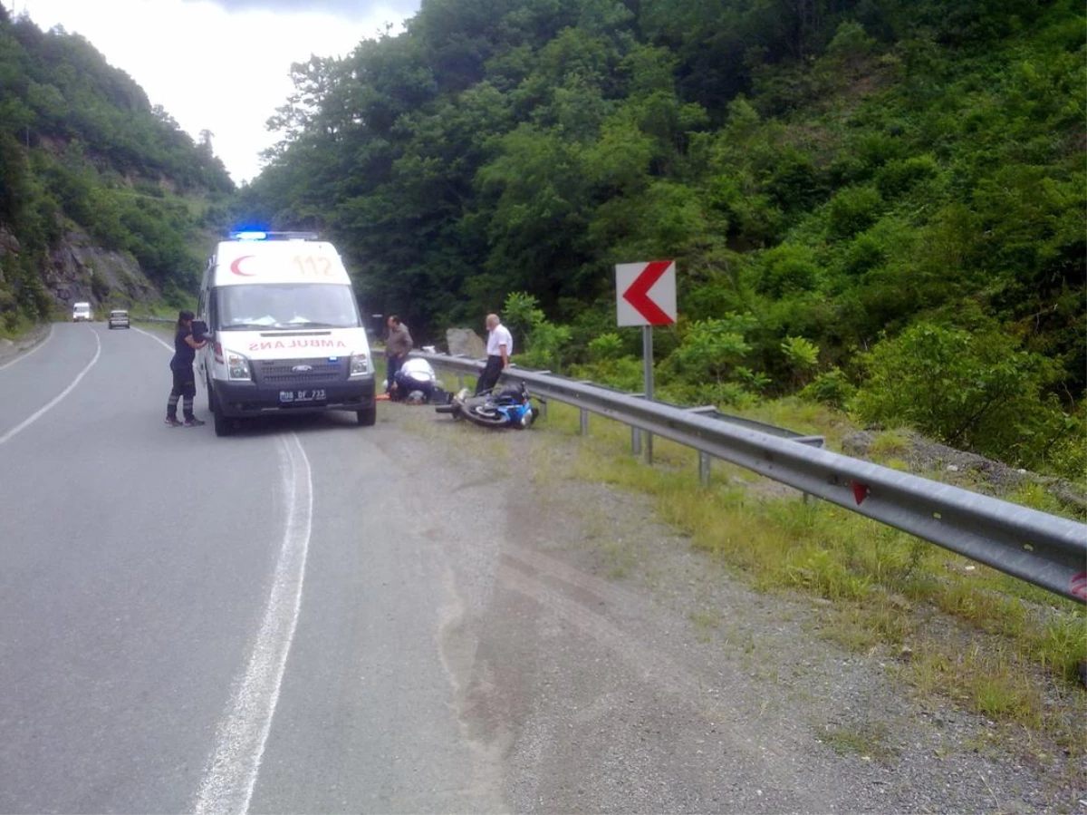 Artvin\'de Motosiklet Bariyerlere Çarptı: 1 Yaralı