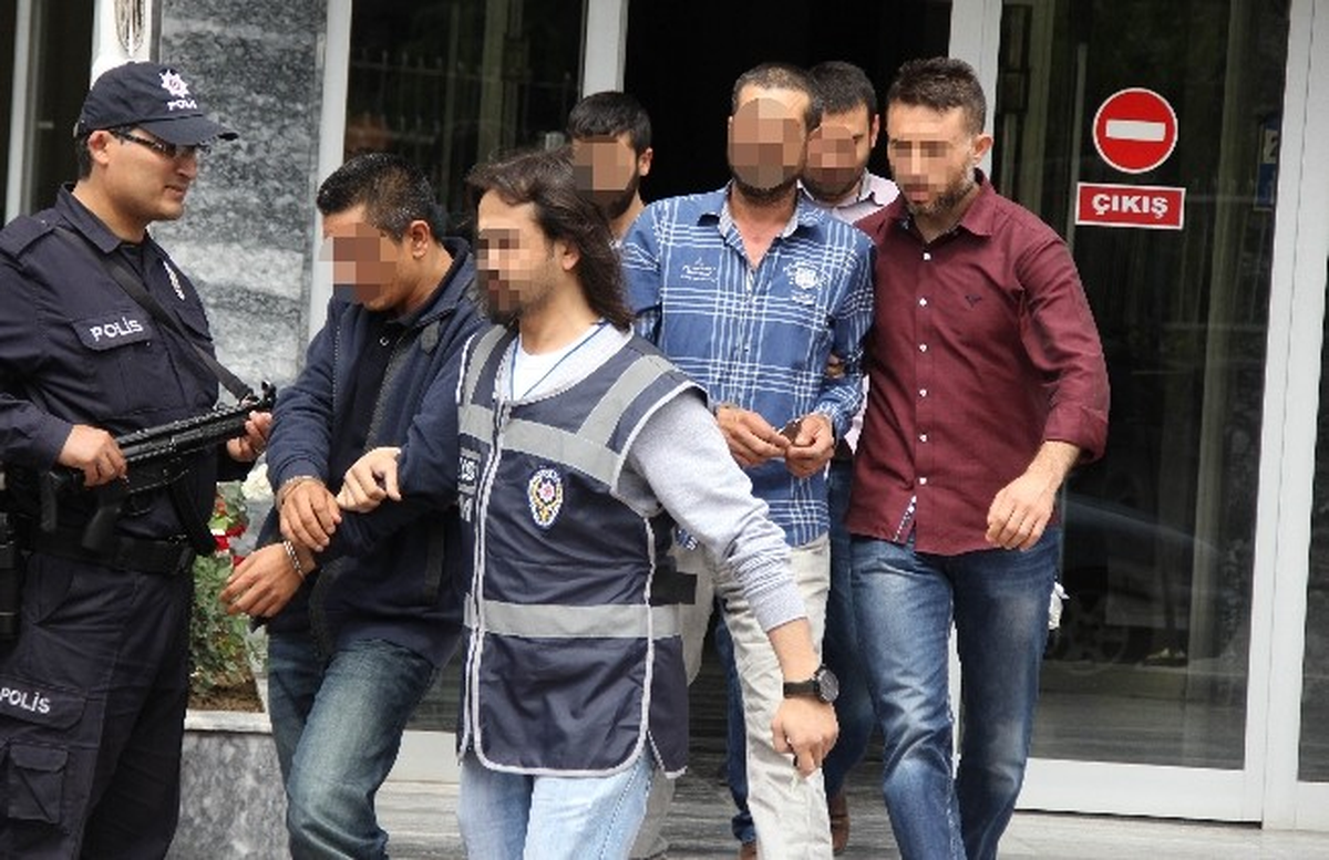 Otomobilde 4 Kilo 300 Gram Esrar Ele Geçti: 3 Gözaltı