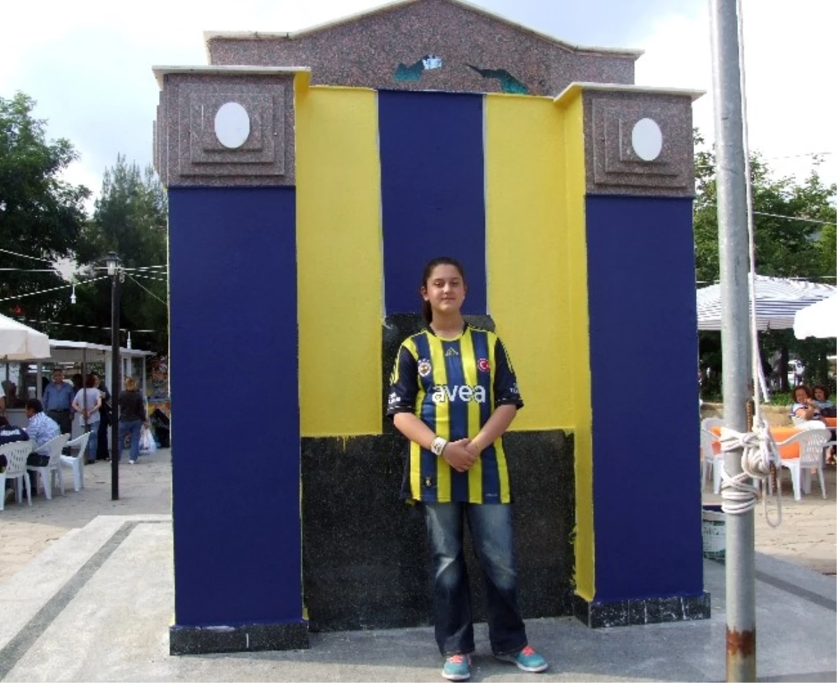 Şarköy\'de Taraftar Çeşmesi Sarı Lacivert Renklere Boyandı