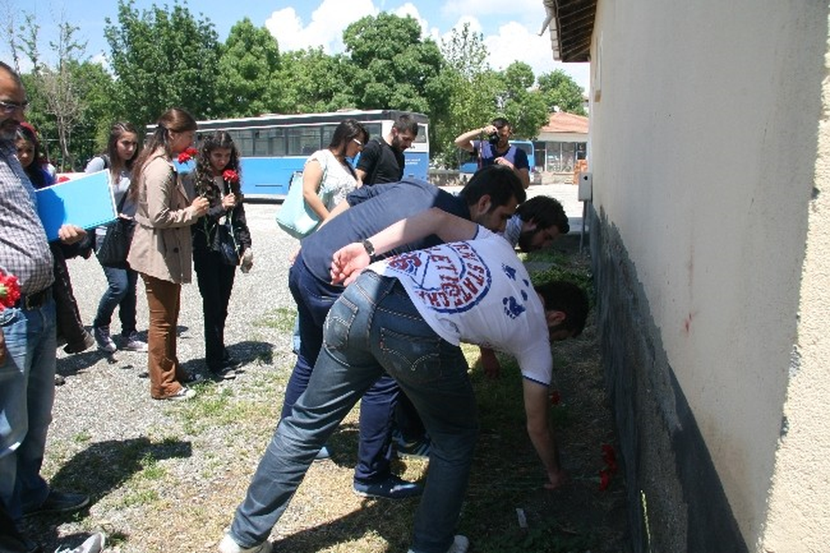 Üniversite Öğrencileri Cennet\'in Öldürüldüğü Yere Karanfil Bıraktı