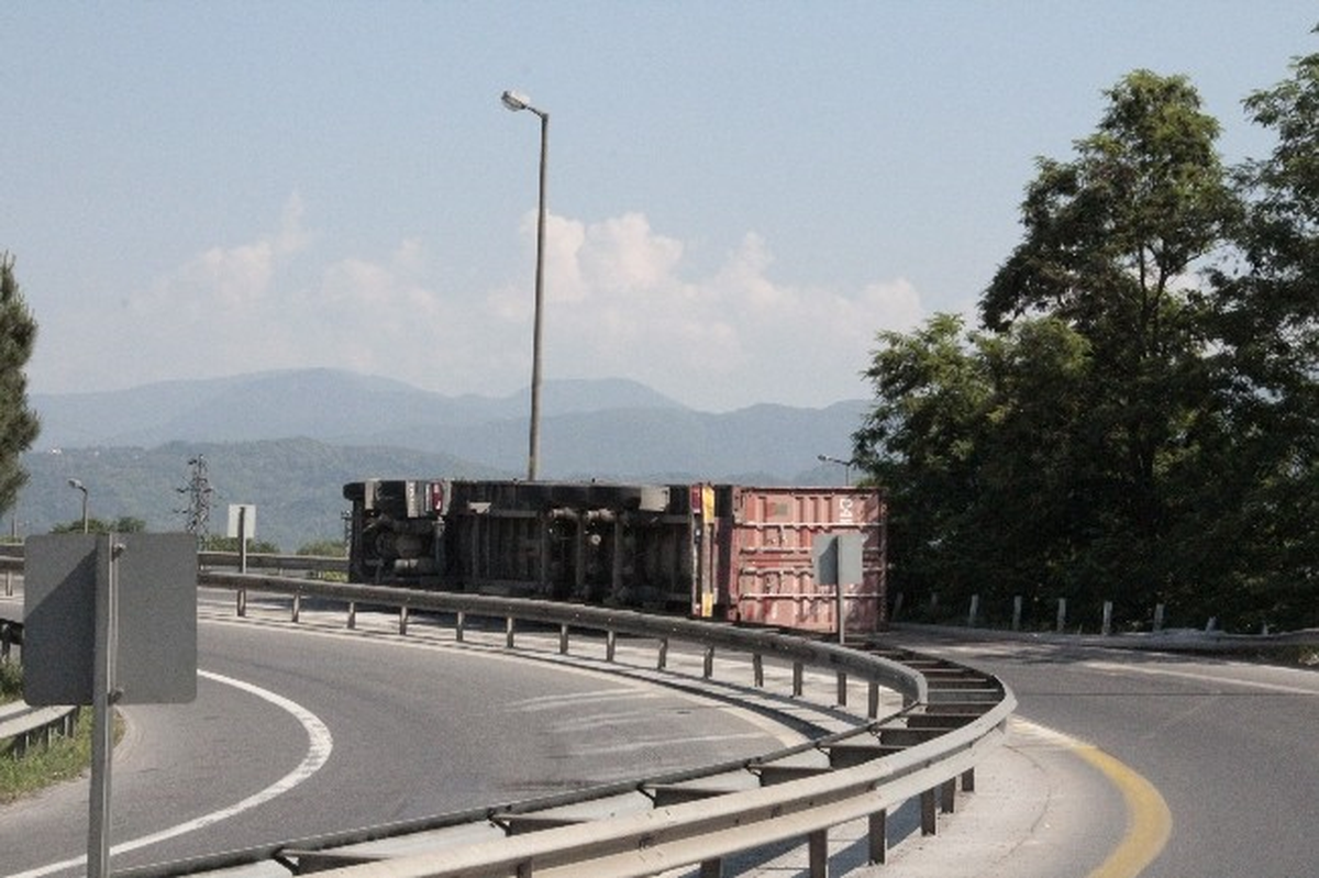 Virajı Alamayan Tır Devrildi: 1 Yaralı