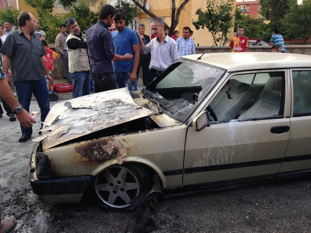 Yanan Otomobilini Gözyaşlarıyla İzledi