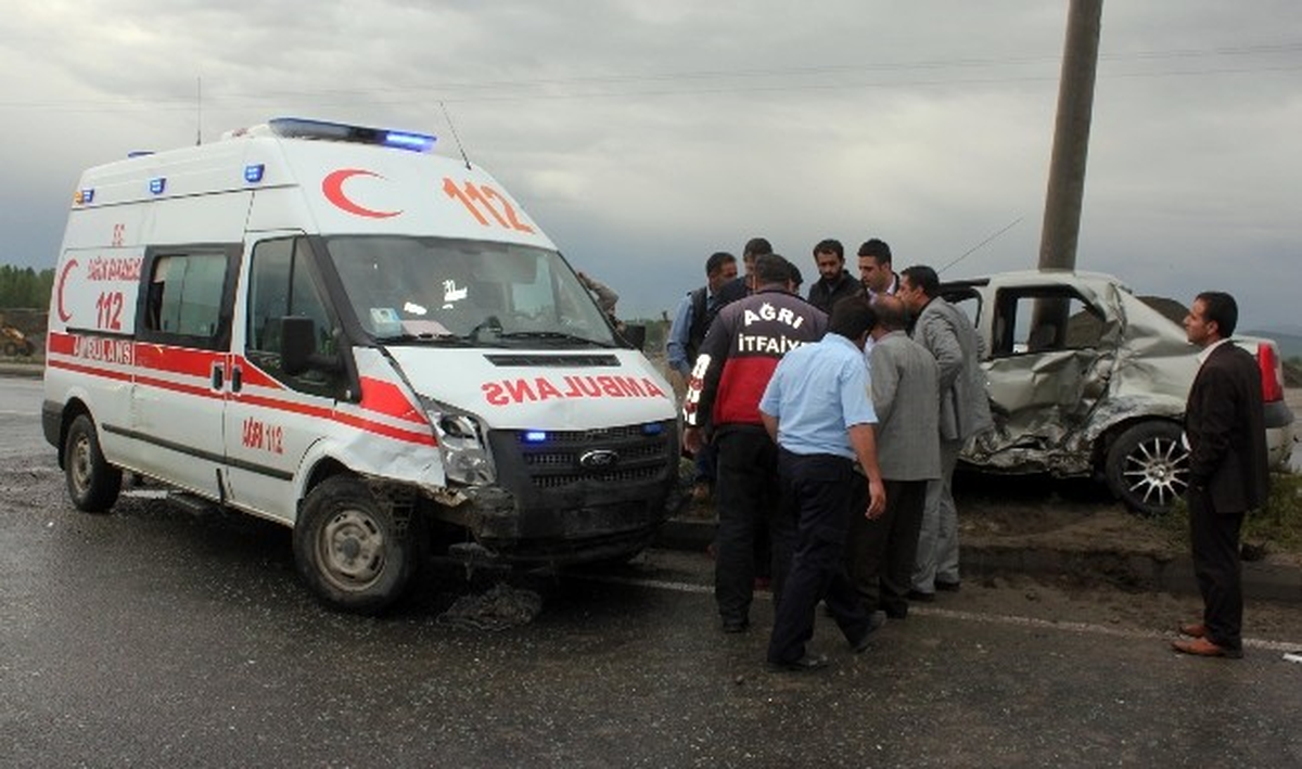 Ağrı\'da Ambulans Otomobille Çarpıştı: 3 Yaralı