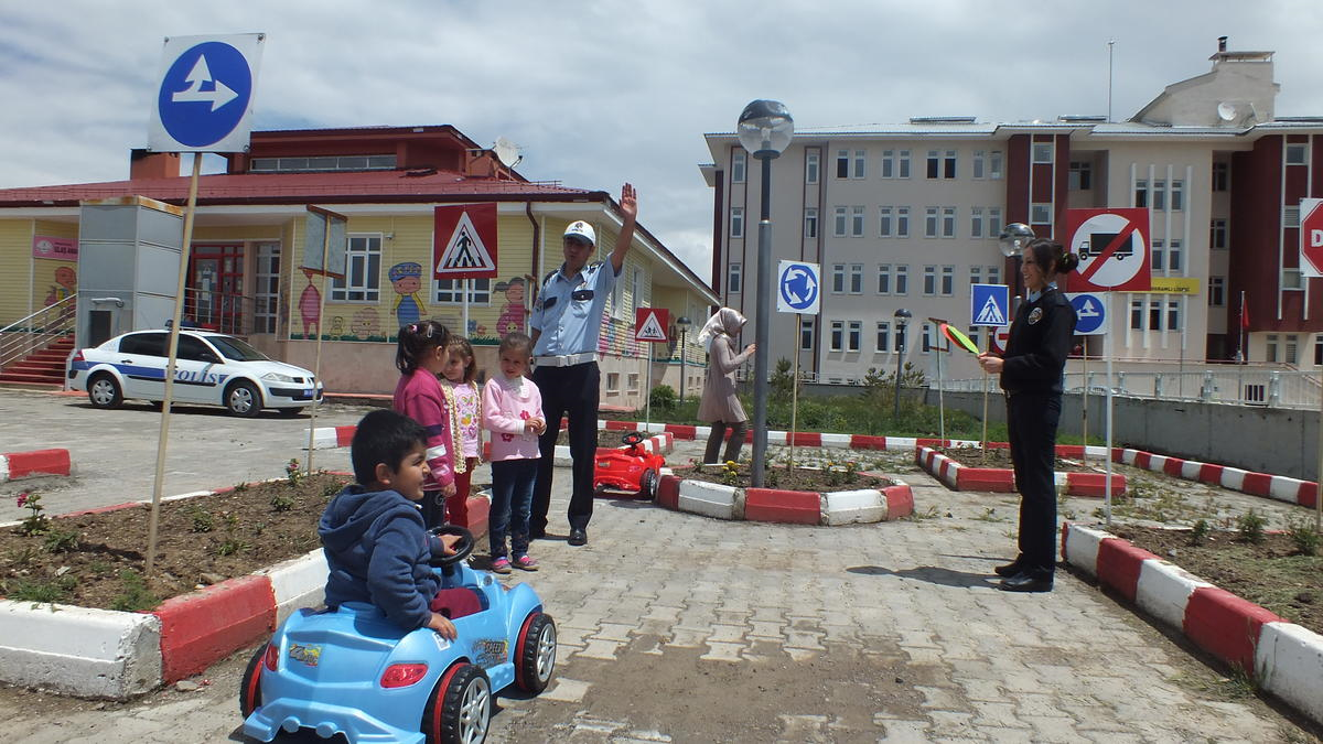 Anaokulu Öğrencilerine Trafik Kuralları Anlatıldı
